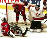 Canadas Wade Redden (th.) jubler efter sin scoring, mens slagne russere ser til. - Foto: AP 