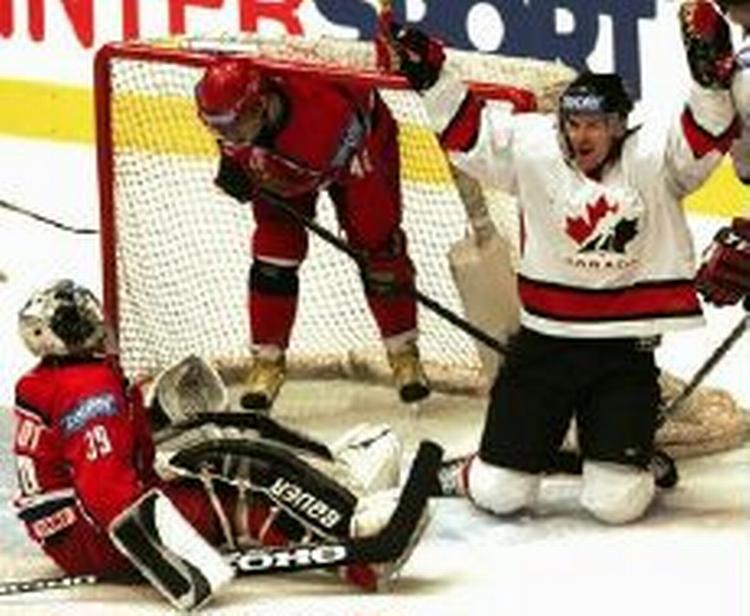 Canadas Wade Redden (th.) jubler efter sin scoring, mens slagne russere ser til. - Foto: AP 
