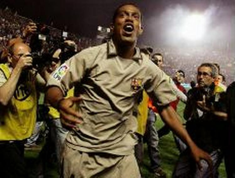 Barocelonas brasilianske stjerne Ronaldinho jubler efter kampen. - Foto: AP 