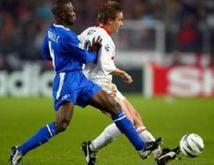 Makalele (tv) i aktion for Chelsea i en Champions League-kamp mod tyske Stuttgart. - Foto: AP 