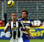 Juventus-forsvarer Fabio Cannavaro er hurtigere på bolden end Parmas Alberto Gilardino. - Foto: AP 