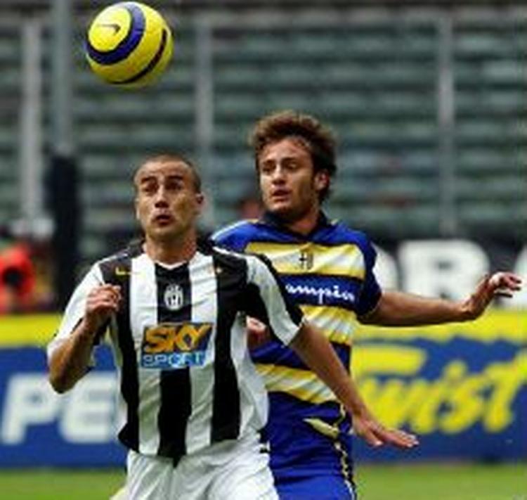 Juventus-forsvarer Fabio Cannavaro er hurtigere på bolden end Parmas Alberto Gilardino. - Foto: AP 