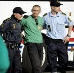 Politiet måtte affyre varselsskud for at redde en kollega efter kampen. - Foto: Jens Dresling 