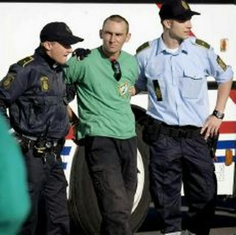 Politiet måtte affyre varselsskud for at redde en kollega efter kampen. - Foto: Jens Dresling 