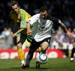 Steed Malebranque fra Fulham kæmper med Norwich's gulklædte Darren Huckerby om bolden. - Foto: AP 