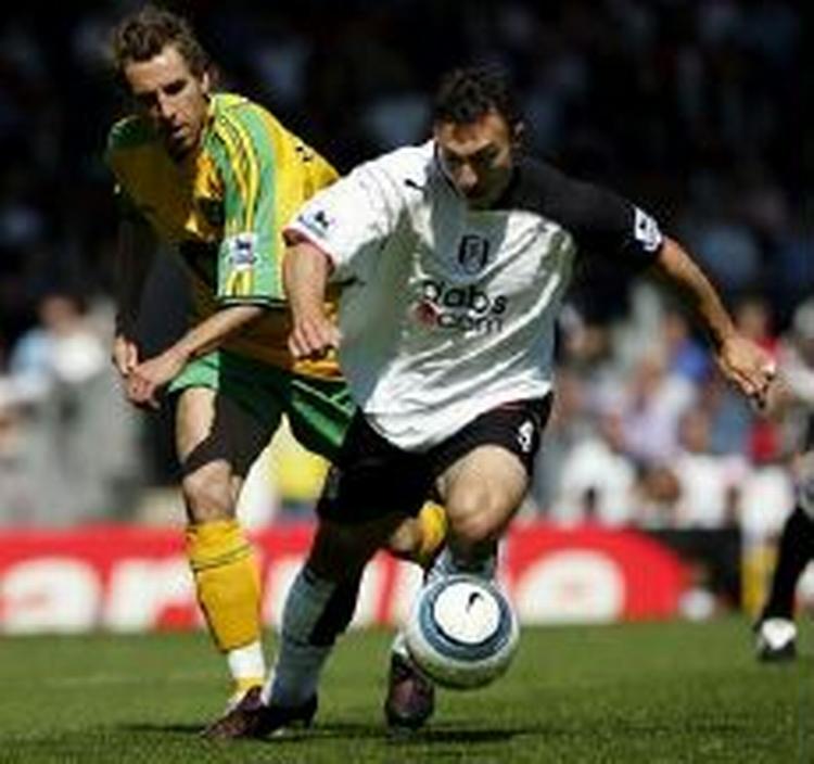 Steed Malebranque fra Fulham kæmper med Norwich's gulklædte Darren Huckerby om bolden. - Foto: AP 