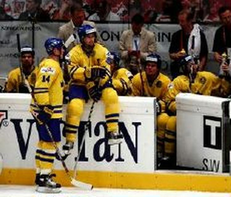 Skuffede svenske spillere efter nederlaget. - Foto: AP 