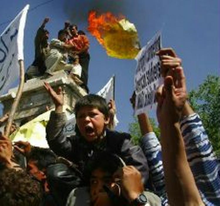 Vrede demonstranter gik på gaderne i flere afghanske byer i sidste uge, efter historien kom frem. - Foto: AP 