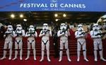 Skuespillere forklædt som stormtropper står ret uden for filmfestivalen. - Foto: AP 