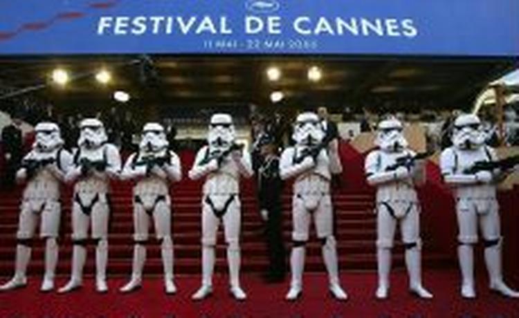 Skuespillere forklædt som stormtropper står ret uden for filmfestivalen. - Foto: AP 