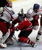 Canadas Brenden Morrow mellem tjekkernes målvogter Tomas Vokoun og Jan Hejda. - Foto: AP 