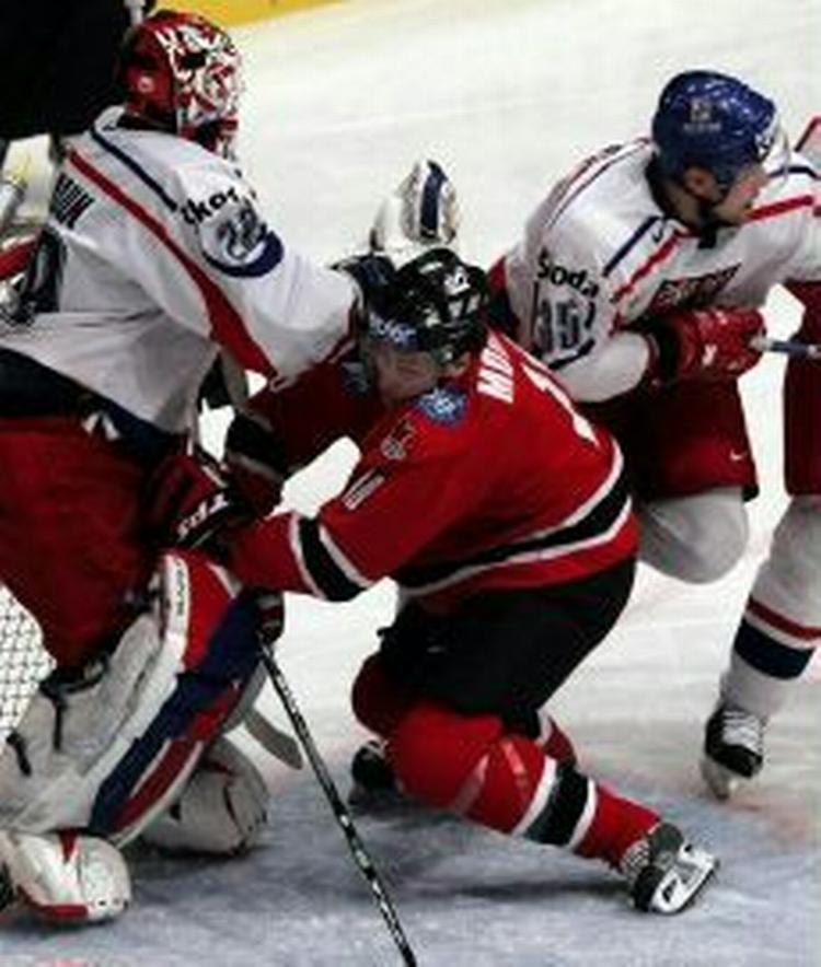 Canadas Brenden Morrow mellem tjekkernes målvogter Tomas Vokoun og Jan Hejda. - Foto: AP 
