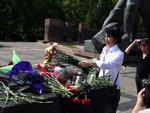 Formanden for foreningen for ytringsfrihed i Usbekistan lægger blomster for ofrene for uroen i landet. - Foto: AP 