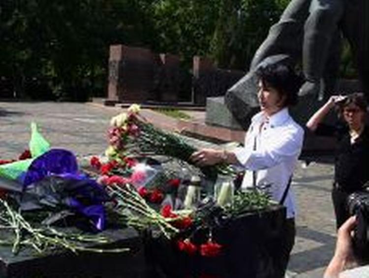 Formanden for foreningen for ytringsfrihed i Usbekistan lægger blomster for ofrene for uroen i landet. - Foto: AP 