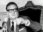 DOBBELTSPIL. Præsident Salvador Allende godt et halvt år før kuppet. Nu anklages han for at have tillagt bestemte  racer  forskellige uhelbredelige egenskaber.   Polfoto 