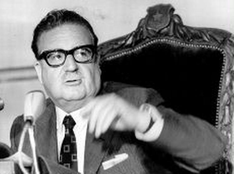 DOBBELTSPIL. Præsident Salvador Allende godt et halvt år før kuppet. Nu anklages han for at have tillagt bestemte  racer  forskellige uhelbredelige egenskaber.   Polfoto 