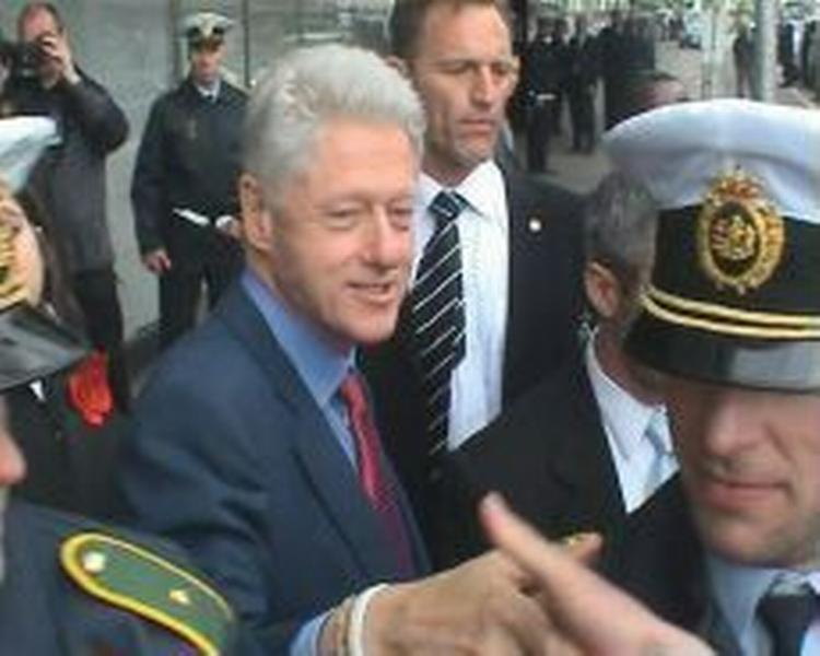 Bill Clinton ankom til sit hotel i indre København under stort politiopbud. - Foto: Localeyes 