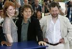 Bryce Dallas Howard (Grace), Willem Dafoe (Grace' far) og Lars von Trier ses her i Cannes. 