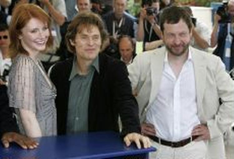 Bryce Dallas Howard (Grace), Willem Dafoe (Grace' far) og Lars von Trier ses her i Cannes. 