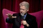 En vippende Bill Clinton følte sig tydeligvis godt tilpas, da han i en rød udgave Arne Jacobsens æg besvarede spørgsmål efter sit foredrag. Det er fjerde gang, Bill Clinton er i København. - Foto: Jens Dresling 