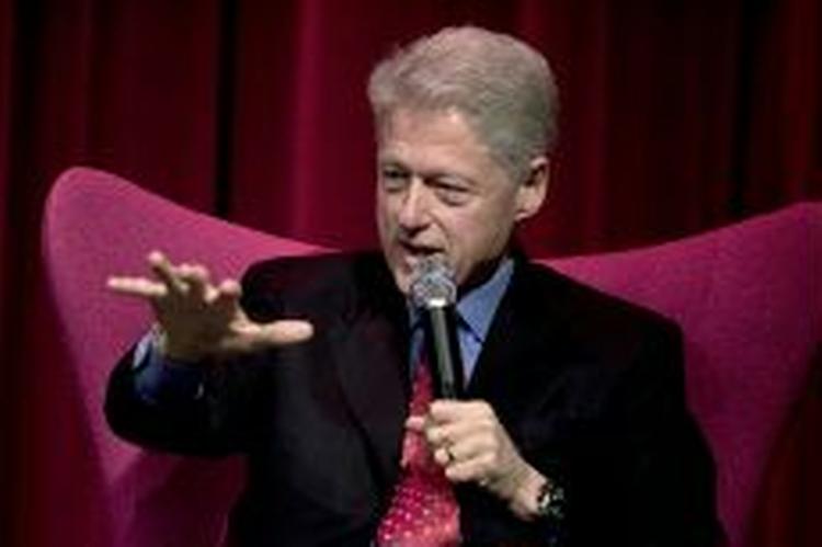 En vippende Bill Clinton følte sig tydeligvis godt tilpas, da han i en rød udgave Arne Jacobsens æg besvarede spørgsmål efter sit foredrag. Det er fjerde gang, Bill Clinton er i København. - Foto: Jens Dresling 