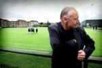 FCK´s sportsdirektør Niels-Christian Holmstrøm er utilfreds med, at DBU vil undersøge et albuslag på baggrund af tv-billeder fra TV3. - Arkivfoto: Claus Lunde 
