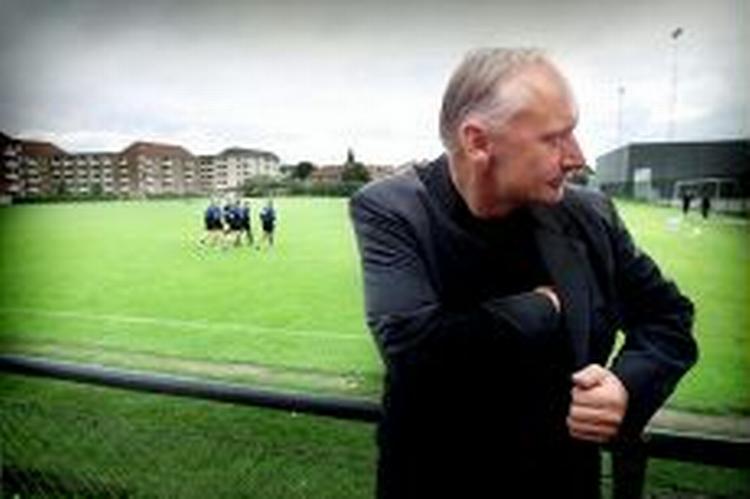 FCK´s sportsdirektør Niels-Christian Holmstrøm er utilfreds med, at DBU vil undersøge et albuslag på baggrund af tv-billeder fra TV3. - Arkivfoto: Claus Lunde 