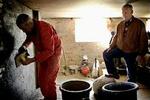 Håndværkeren, der her pudser en kældervæg op, hedder Ryzzard Gronkaolsk er i gang med en gennemgribende renovering af et nedlagt landbrug på Falster. Lønnen er   helt lovligt   nede på 40-45 kroner i timen.   Fot 