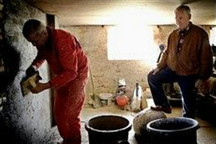 Håndværkeren, der her pudser en kældervæg op, hedder Ryzzard Gronkaolsk er i gang med en gennemgribende renovering af et nedlagt landbrug på Falster. Lønnen er   helt lovligt   nede på 40-45 kroner i timen.   Fot 