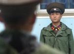 Nordkoreanske soldater i den demilitariserede zone mellem de to Korea'er. - Foto: AP 