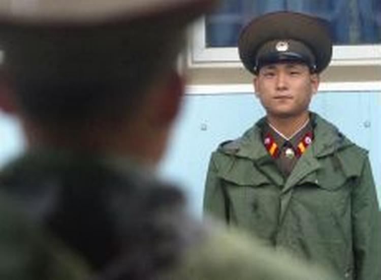 Nordkoreanske soldater i den demilitariserede zone mellem de to Korea'er. - Foto: AP 