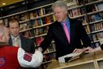 Et håndtryk, en autograf og et smil. 500 hilste på Bill Clinton, der signerede sin bog for morgenfriske bogkunder. - Foto: Mads Nissen 