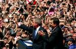 Præsident Bush blevmodtaget af et tilsyneladende venligt stemt publikum i Tbilisi. - Foto: AP 