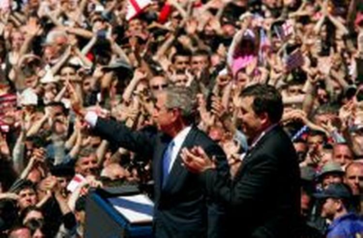 Præsident Bush blevmodtaget af et tilsyneladende venligt stemt publikum i Tbilisi. - Foto: AP 