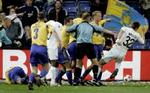 Umiddelbart efter Peter Møllers albue mod Daniel Agger, bliver han skubbet af vrede Brøndby-spillere som så episoden. - Foto: Jens Dresling 