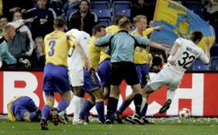 Umiddelbart efter Peter Møllers albue mod Daniel Agger, bliver han skubbet af vrede Brøndby-spillere som så episoden. - Foto: Jens Dresling 