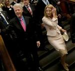 Bill Clinton og Helle Thorning-Schmidt går ned af trappen på Christiansborg efter deres møde. - Foto: Mads Nissen 