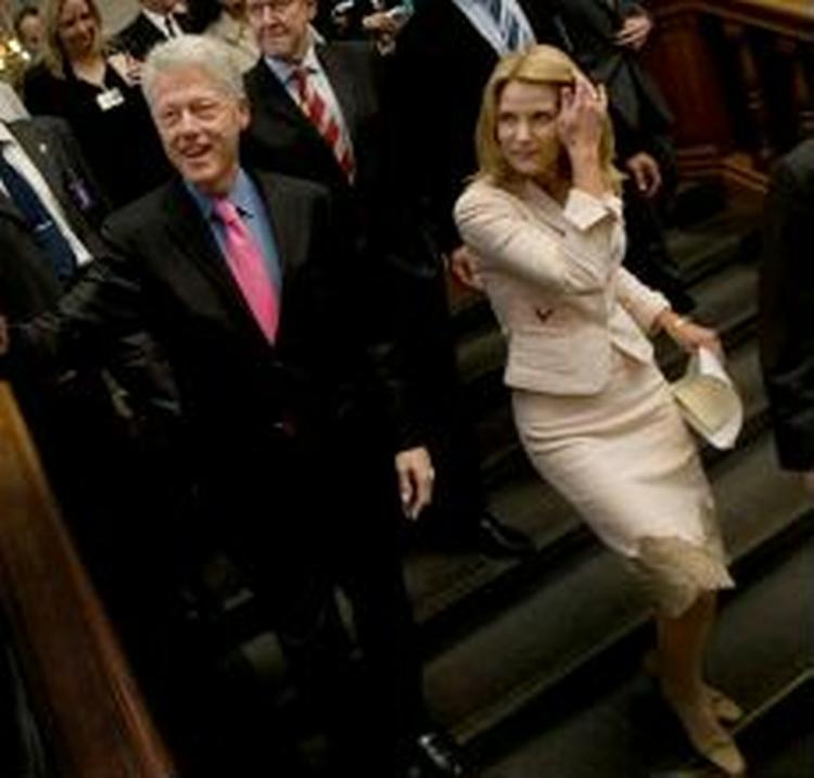 Bill Clinton og Helle Thorning-Schmidt går ned af trappen på Christiansborg efter deres møde. - Foto: Mads Nissen 