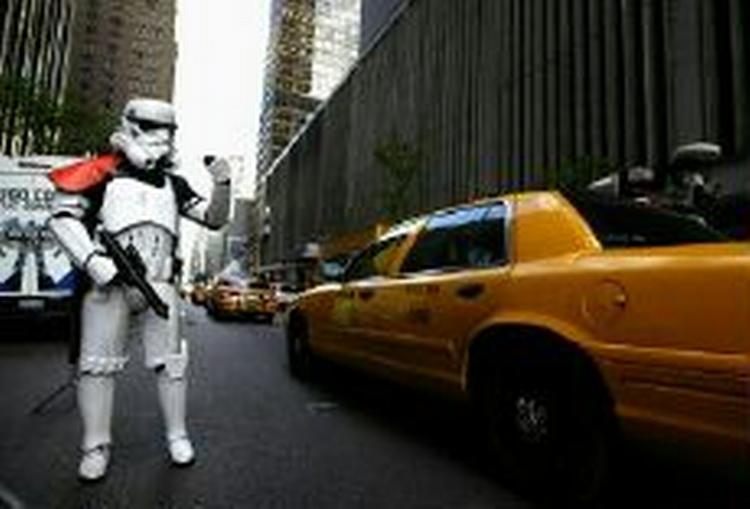 En af Star Wars' stormtropper dirigerer trafikken i New Yorks centrum før premieren i nat. - Foto: AP 