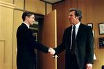 Topher Grace spiller overfor den garvede Dennis Quaid, der må finde sig i at få en overordnet, der ikke bare kunne være hans søn, men faktisk forelsker sig i hans datter. - Foto fra filmen 