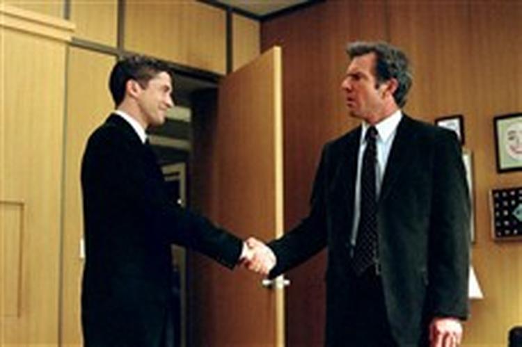 Topher Grace spiller overfor den garvede Dennis Quaid, der må finde sig i at få en overordnet, der ikke bare kunne være hans søn, men faktisk forelsker sig i hans datter. - Foto fra filmen 