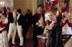 Et af lyspunkterne i den på mange måder halvkedelige filmatisering af 'Forfængelighedens marked' er den velspillende og yppige Reese Wintherspoon som golddiggeren Rebecca Sharp. - Foto fra filmen 