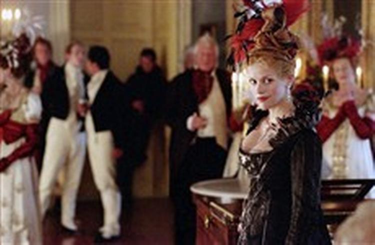 Et af lyspunkterne i den på mange måder halvkedelige filmatisering af 'Forfængelighedens marked' er den velspillende og yppige Reese Wintherspoon som golddiggeren Rebecca Sharp. - Foto fra filmen 