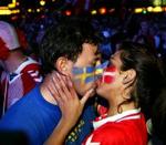 En dansk pige kysser sin svenske kæreste under fodboldkampen mellem Danmark og Sverige i sommeren 2004. - Arkivfoto: Thomas Borberg 