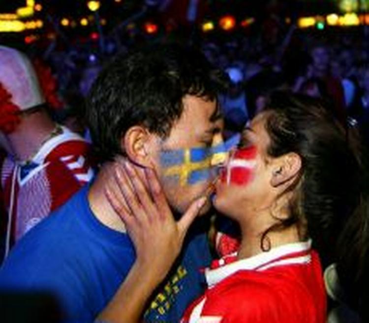 En dansk pige kysser sin svenske kæreste under fodboldkampen mellem Danmark og Sverige i sommeren 2004. - Arkivfoto: Thomas Borberg 