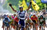 Alessandro Petacchi fejrer sin anden etapesejr ved dette års udgave af Giro d'Italia. - Foto: AP 