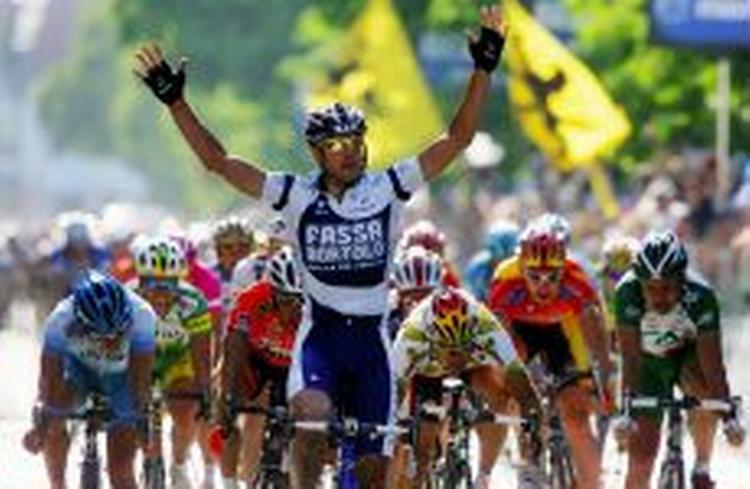Alessandro Petacchi fejrer sin anden etapesejr ved dette års udgave af Giro d'Italia. - Foto: AP 