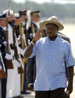 Ugandas præsident Yoweri Museveni tager nu utraditionelle midler i brug, for at forbedre sit lands image. - Foto: AP 