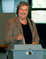 De grønnes spidskandidat Baerbel Haehn afgiver sin stemme i dagens valg. - Foto: AP 