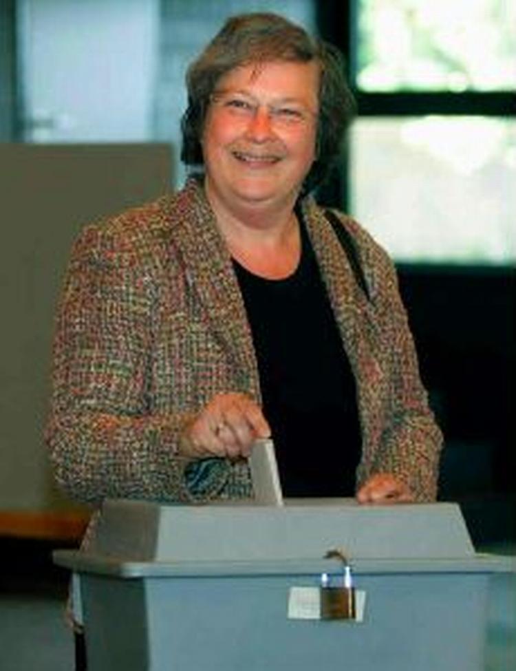 De grønnes spidskandidat Baerbel Haehn afgiver sin stemme i dagens valg. - Foto: AP 